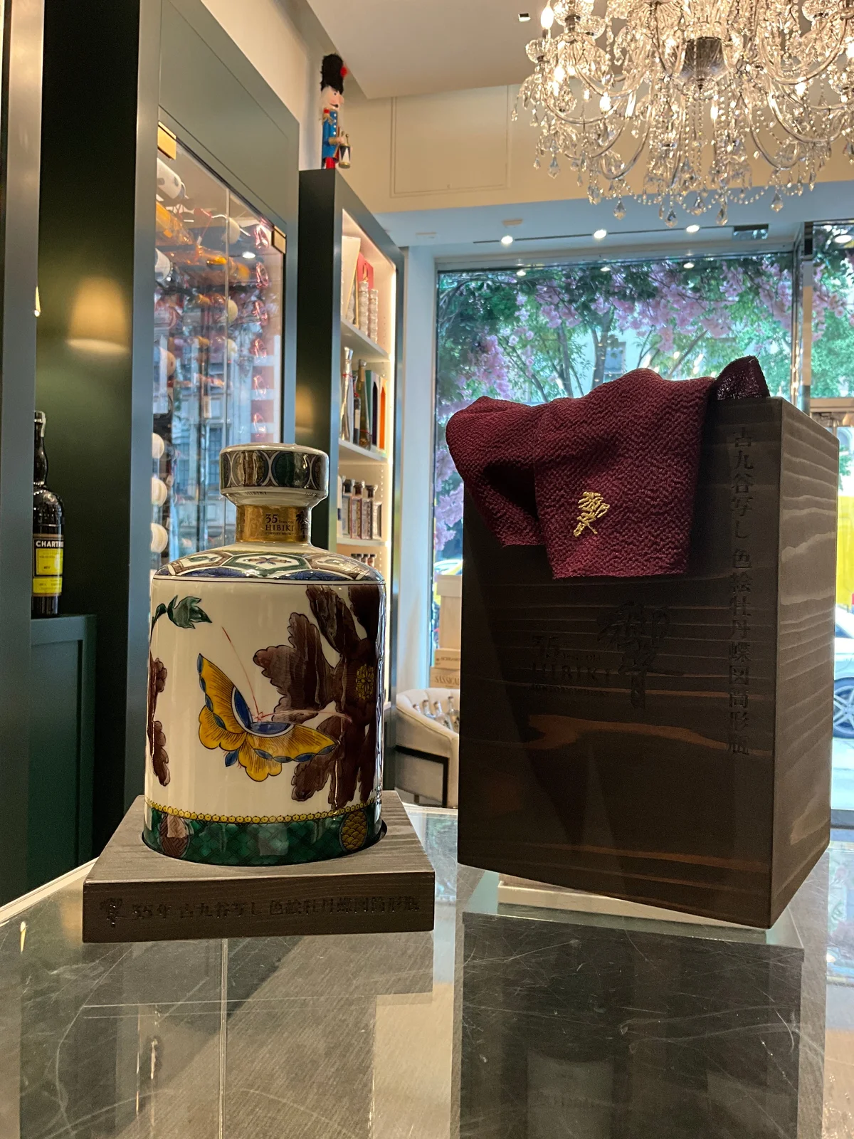 Hibiki 35yo Kutani 700ml 47%abv Limited Edition Porcelain decanter. — Hibiki